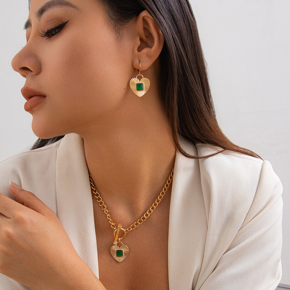 Fashionable diamond studded heart-shaped pendant necklace with a light luxury style and metallic feel, Necklace set - LaTezza Online Shop