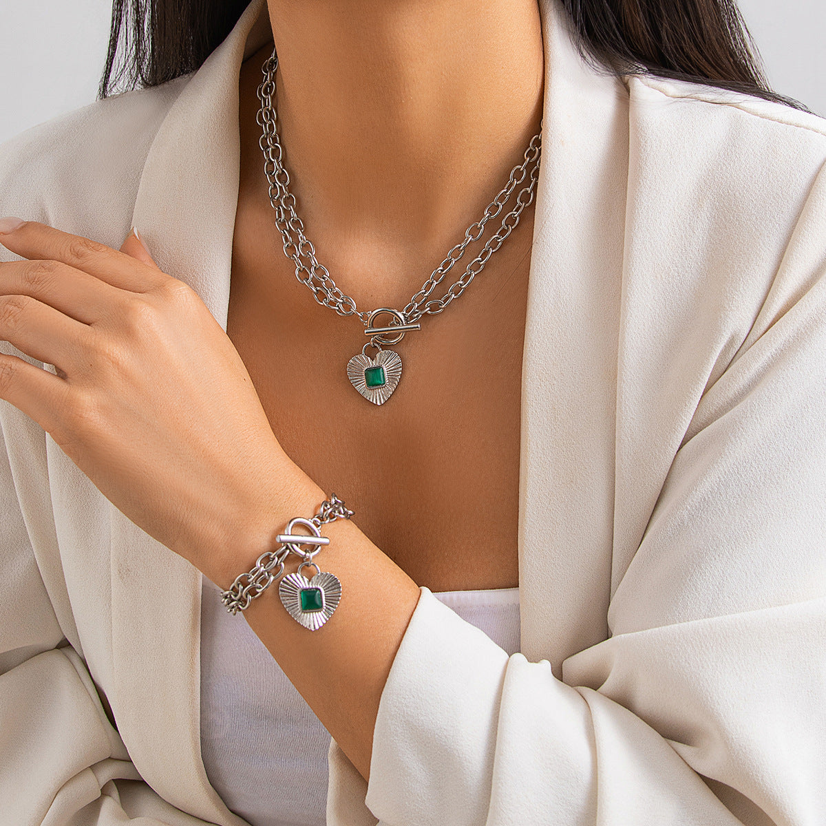 Fashionable diamond studded heart-shaped pendant necklace with a light luxury style and metallic feel, Necklace set - LaTezza Online Shop
