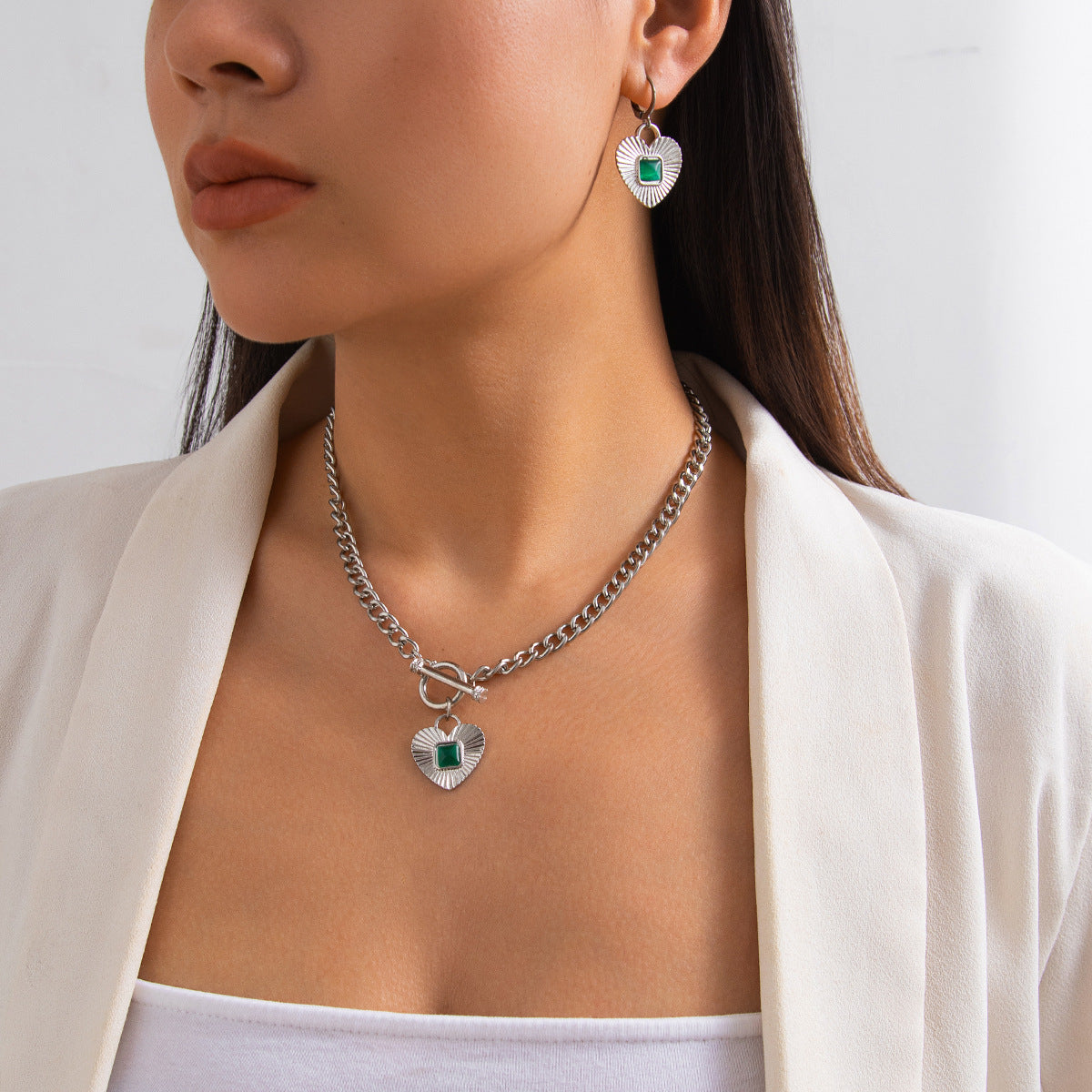 Fashionable diamond studded heart-shaped pendant necklace with a light luxury style and metallic feel, Necklace set - LaTezza Online Shop