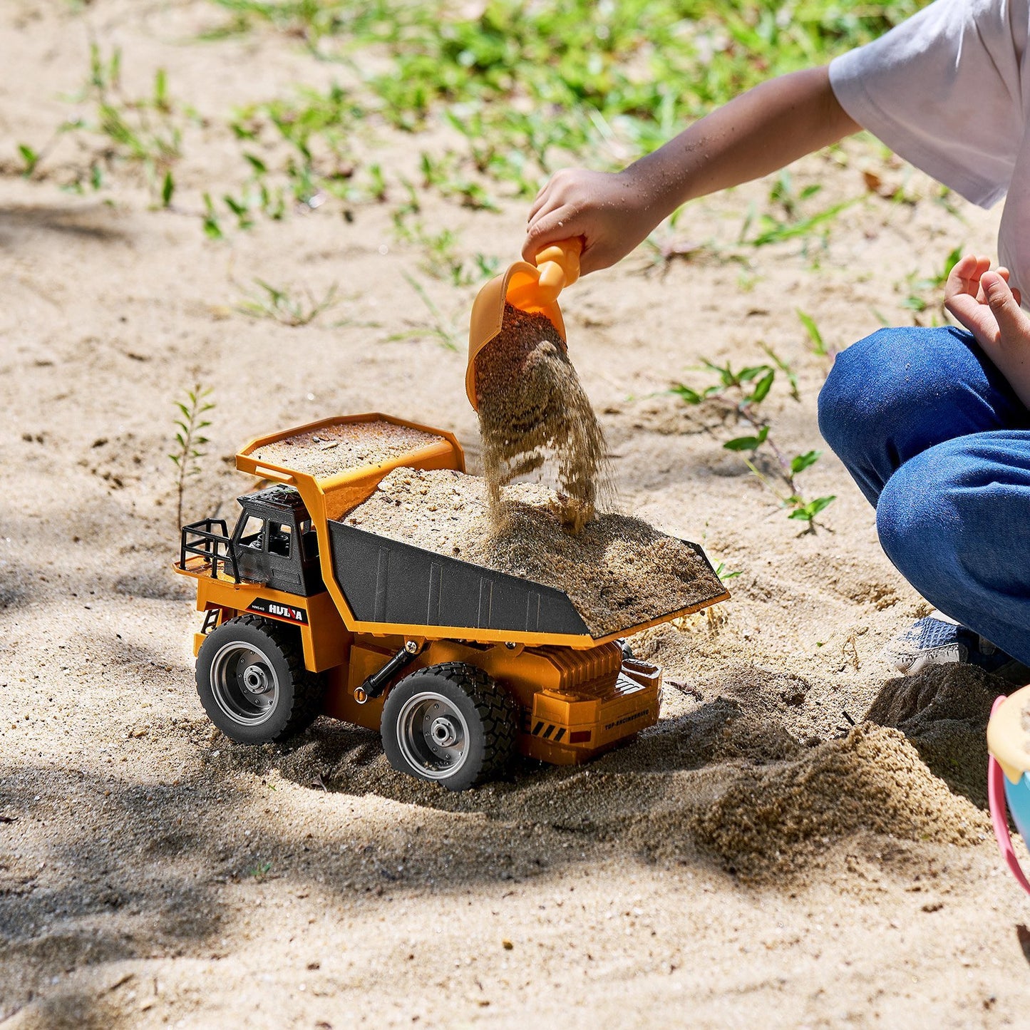 VEVOR RC Remote Control Dump Truck Toy Construction Vehicle Toy 9CH  Scale 
