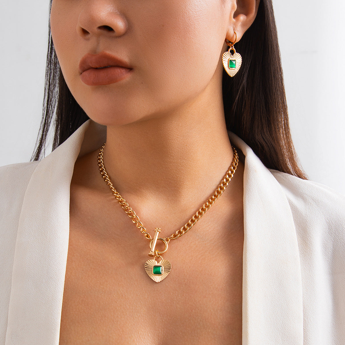 Fashionable diamond studded heart-shaped pendant necklace with a light luxury style and metallic feel, Necklace set - LaTezza Online Shop